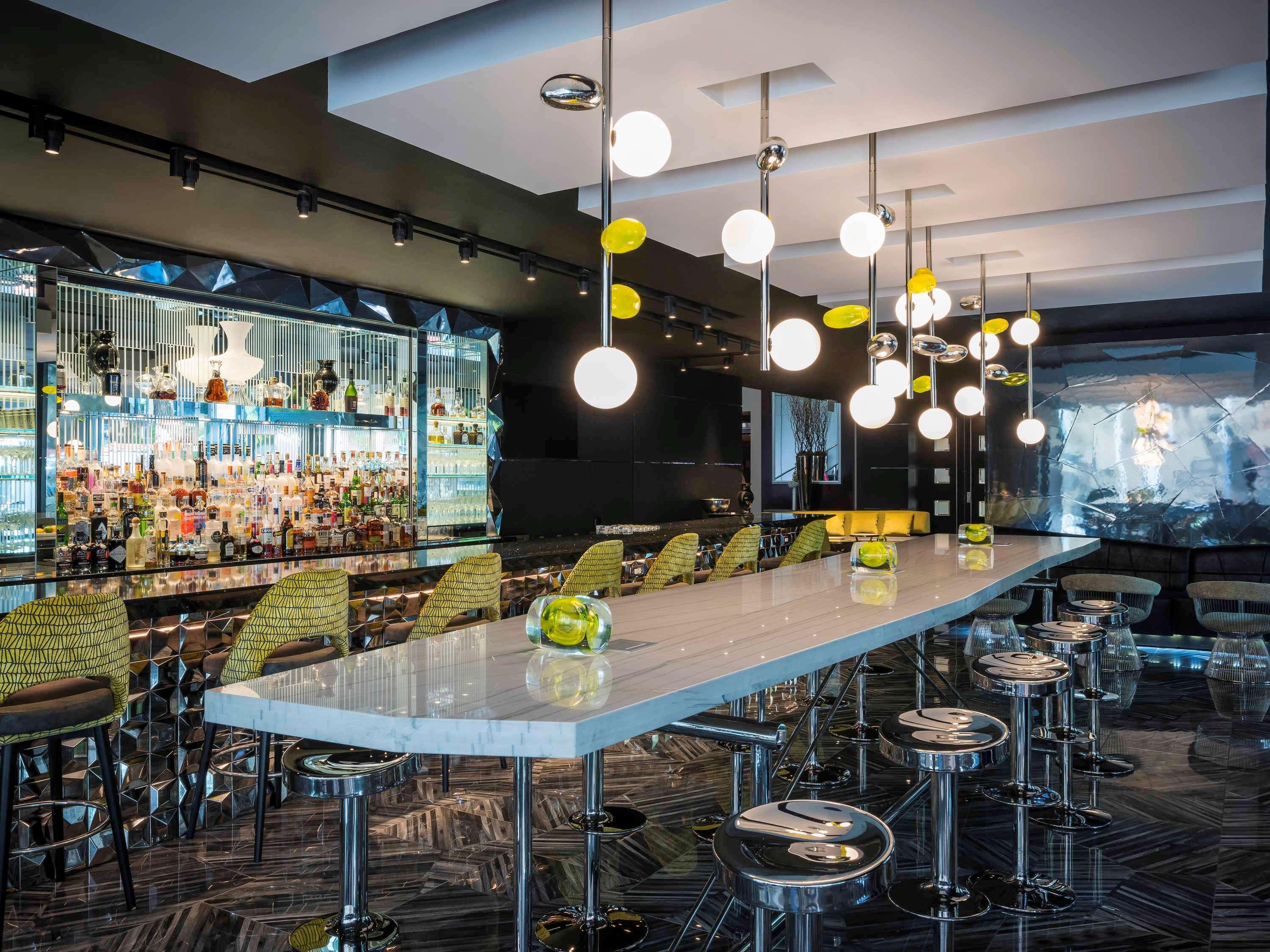 فندق سوفيتيل شيكاغو ماغنيفسنت مايل المظهر الخارجي الصورة The bar at the 2012-opened lounge