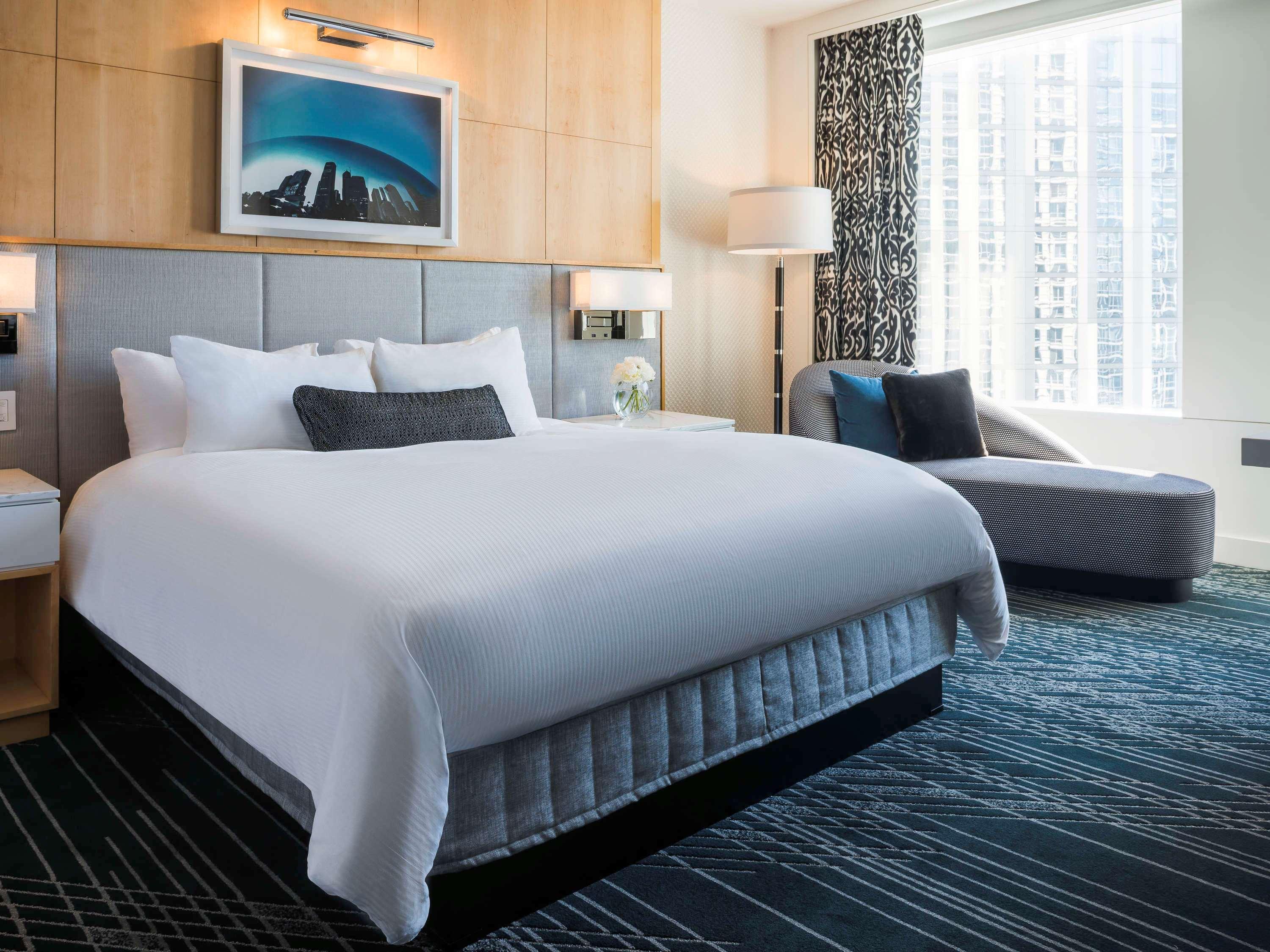 فندق سوفيتيل شيكاغو ماغنيفسنت مايل المظهر الخارجي الصورة A guest room at the Westin Boston Seaport District