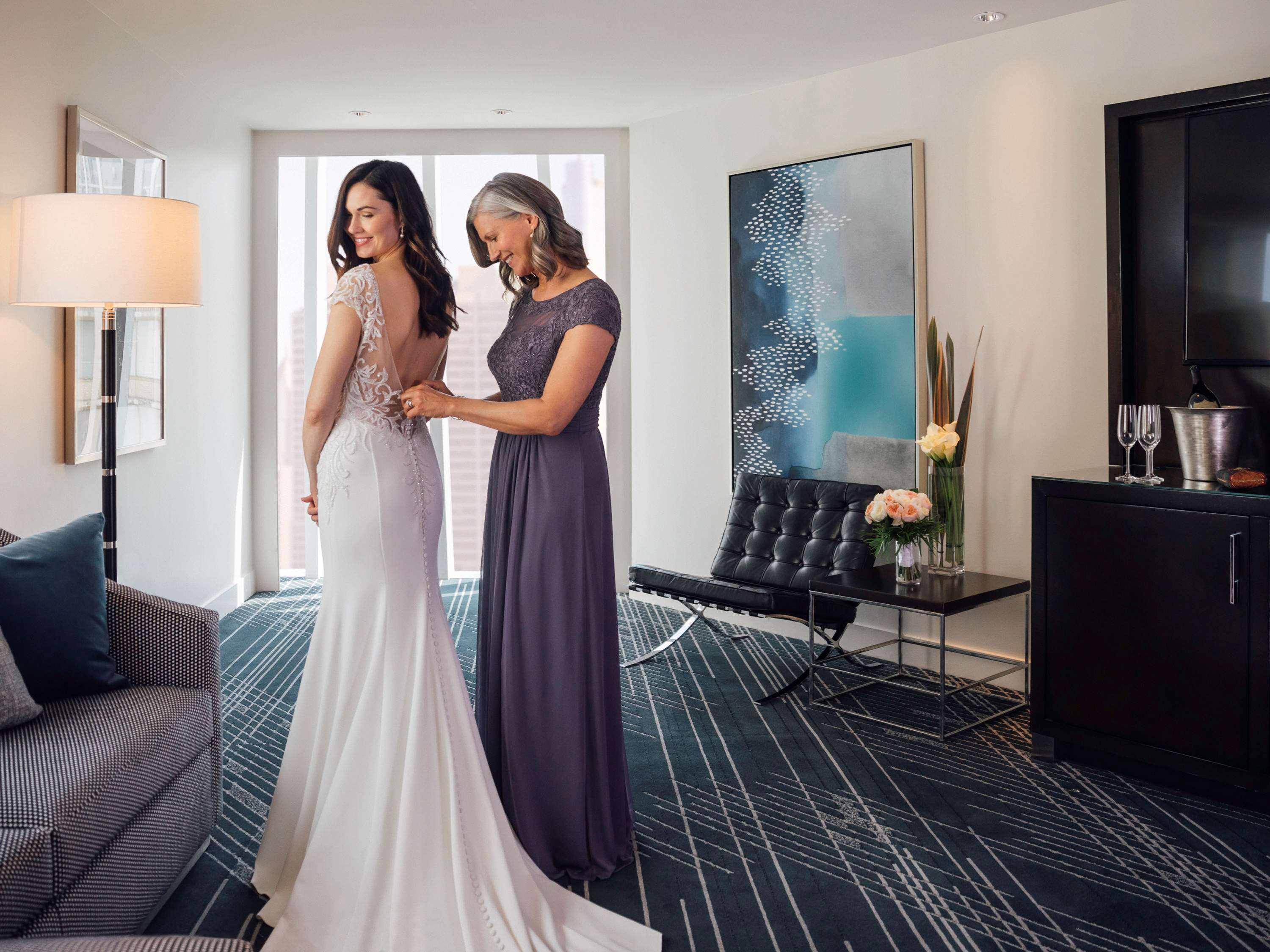 فندق سوفيتيل شيكاغو ماغنيفسنت مايل المظهر الخارجي الصورة A mother helping her daughter get ready for her wedding
