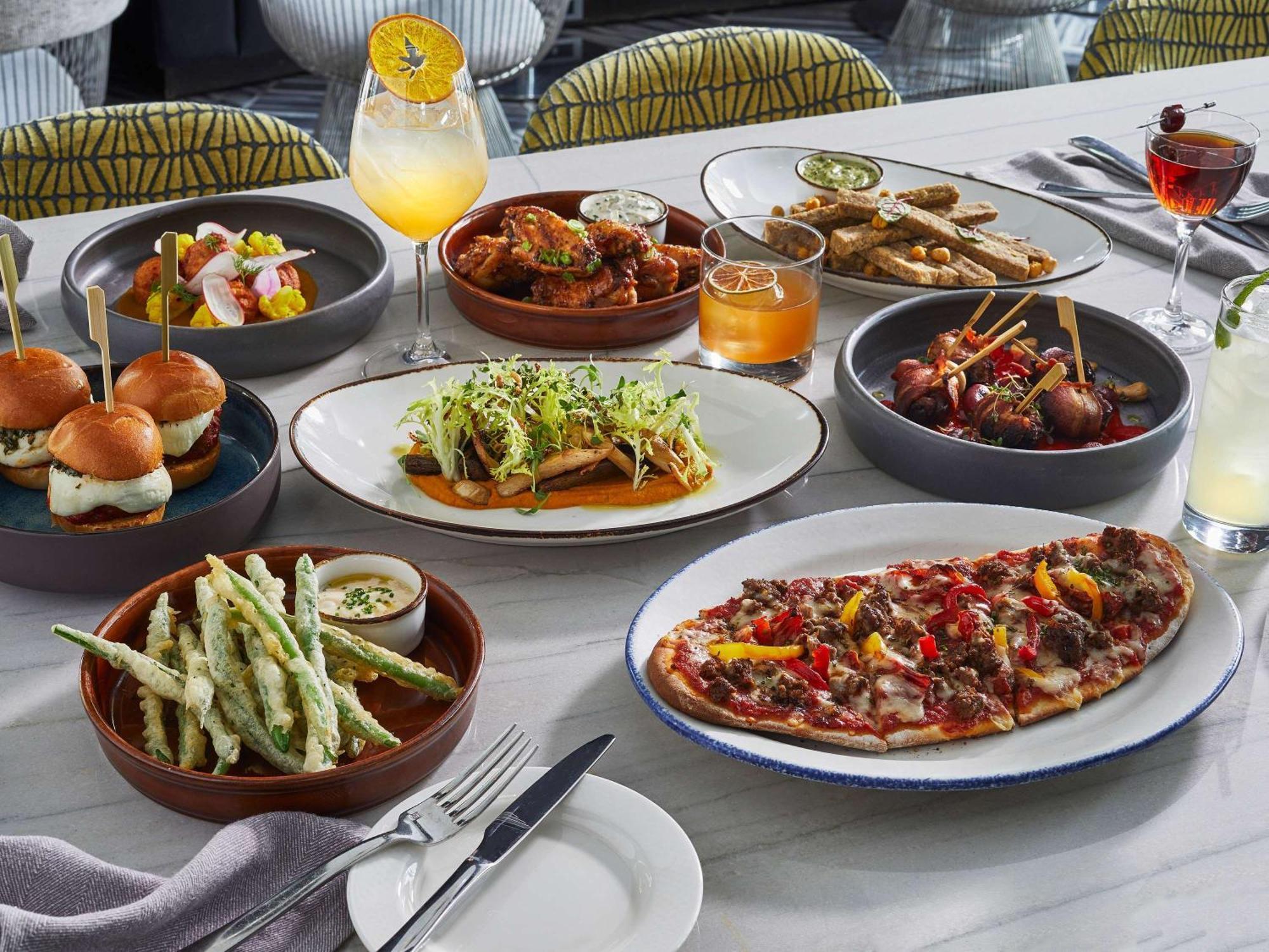 فندق سوفيتيل شيكاغو ماغنيفسنت مايل المظهر الخارجي الصورة A selection of dishes from the restaurant