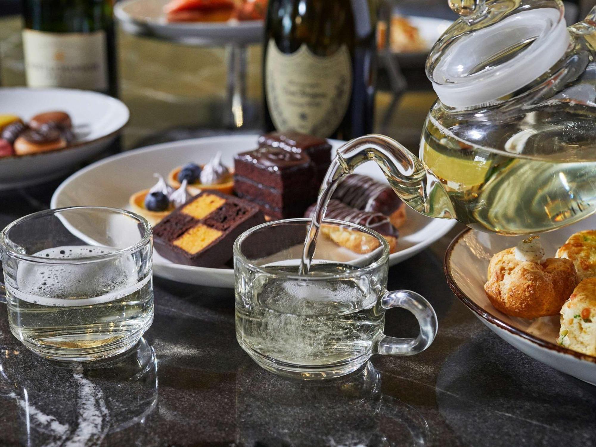 فندق سوفيتيل شيكاغو ماغنيفسنت مايل المظهر الخارجي الصورة A glass of Champagne being poured