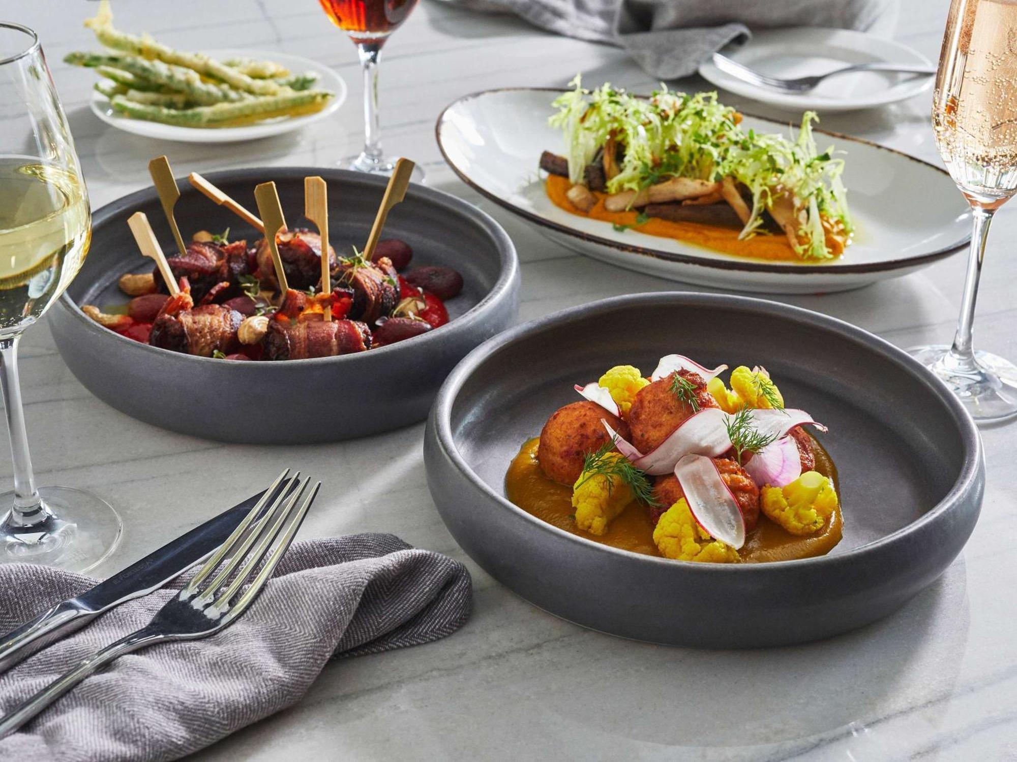 فندق سوفيتيل شيكاغو ماغنيفسنت مايل المظهر الخارجي الصورة Dishes at the restaurant
