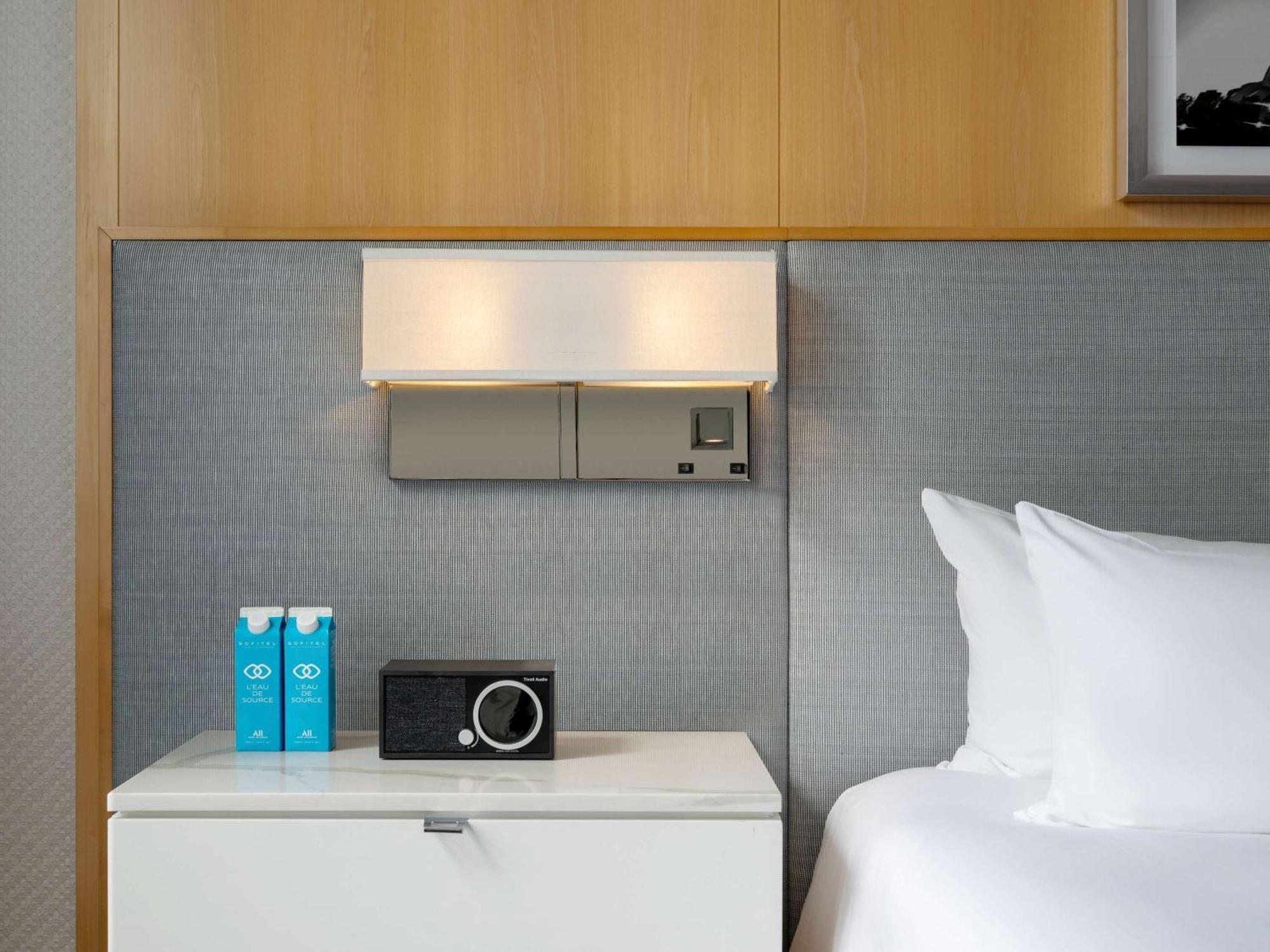 فندق سوفيتيل شيكاغو ماغنيفسنت مايل المظهر الخارجي الصورة A bedside table with a built-in alarm clock
